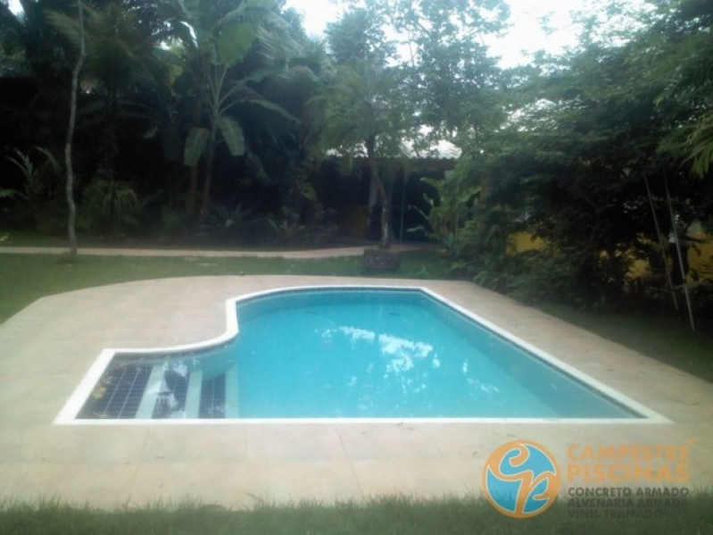 Construção de Piscina de Vinil Grande Jardim Bonfiglioli - Piscina Vinil com Prainha