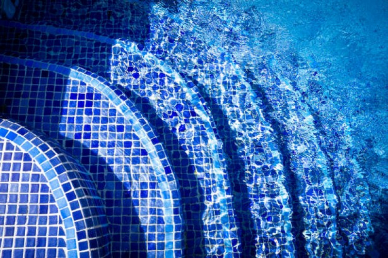 Piscina de Azulejo com Deck Valor Vila Suzana - Piscina com Azulejo