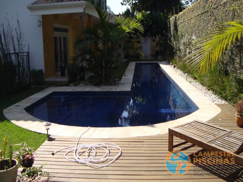 Piscina de Concreto com Revestimento Torre de Pedra - Piscina em Concreto e Alvenaria