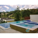 piscina de concreto com prainha São Luiz do Paraitinga